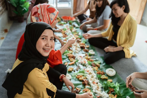 Kembulan javanese makan tradisi bersama-sama — Stok Foto
