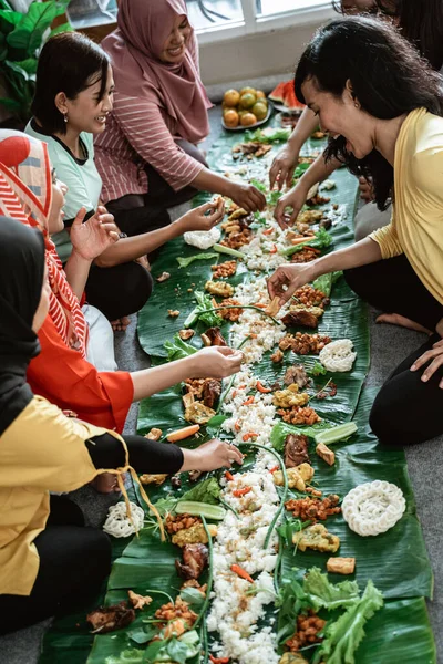 Teman wanita asia makan siang bersama — Stok Foto