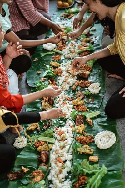 Kembulan javanese makan tradisi bersama-sama — Stok Foto