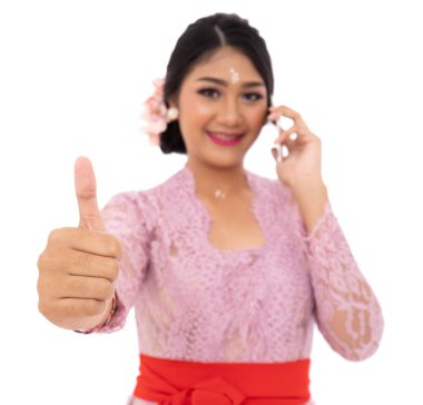 Balili kadın parmakları havada bir telefonla arıyor.