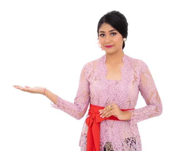 Балийская женщина с презентацией рук жест для представления продукта — стоковое фото