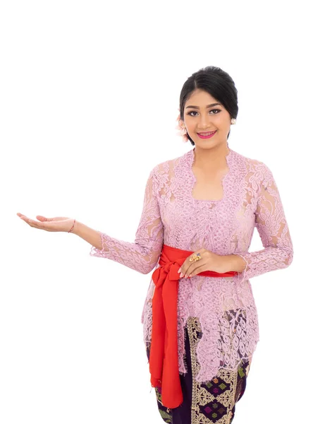 Балийская женщина с презентацией рук жест для представления продукта — стоковое фото