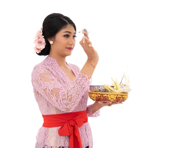 Balinesiska kvinnor ber enligt hinduismen — Stockfoto