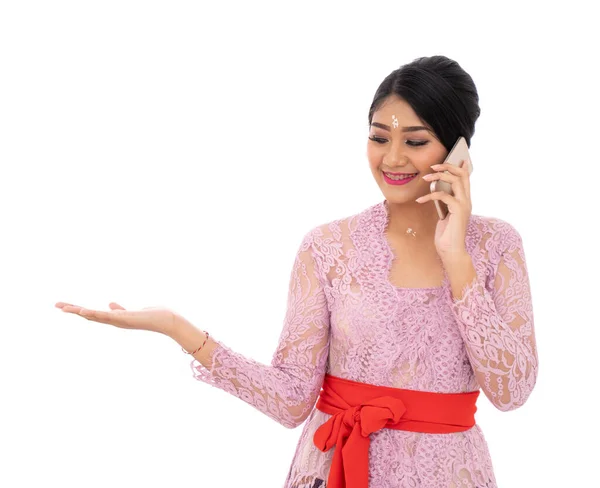 Ung balinesisk kvinna ringer använda smartphone med att presentera händer gest — Stockfoto