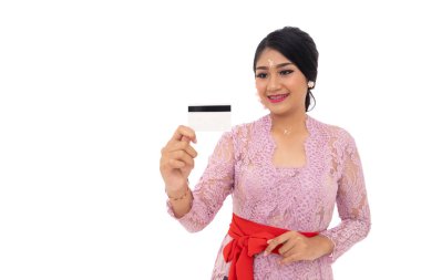 Genç bir kadın elinde kredi kartı ile geleneksel kıyafetler giyer.