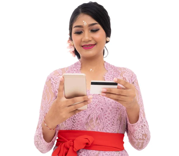 Traditionell kvinna köper med kreditkort och smartphone — Stockfoto