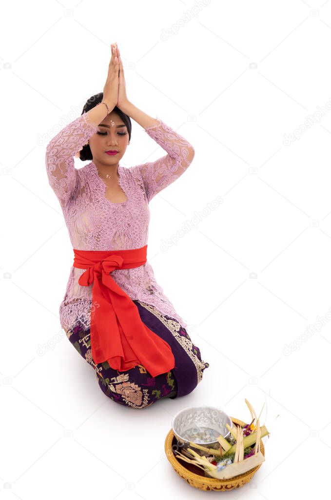 Balinese women pray according to Hinduism
