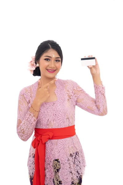 젊은 여자는 신용 카드를 들고 있는 전통 의상을 입는다 — 스톡 사진