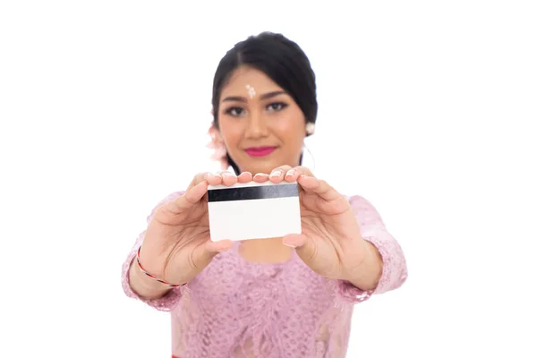 Νεαρή γυναίκα δείχνει την πιστωτική της κάρτα για online ψώνια — Φωτογραφία Αρχείου