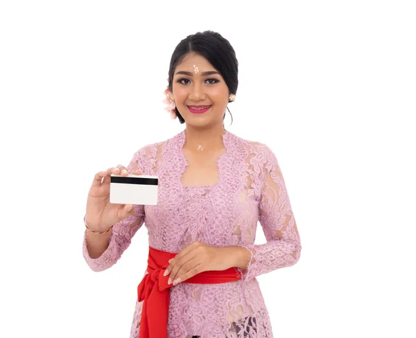 Gülümseyen kadın kredi kartını gösteriyor. — Stok fotoğraf
