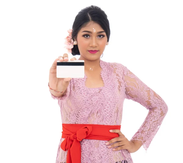 Jonge vrouw met credit card met huidige product gebaar — Stockfoto