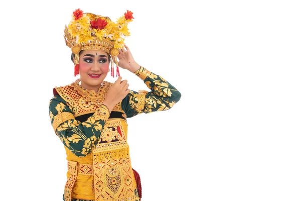 Balinesisk dansare kvinna fastställande tillbehör på kronan bredvid copyspace — Stockfoto