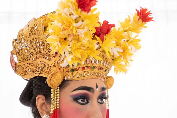 Portrait de jeune femme avec couronne de danseuse balinaise — Photo