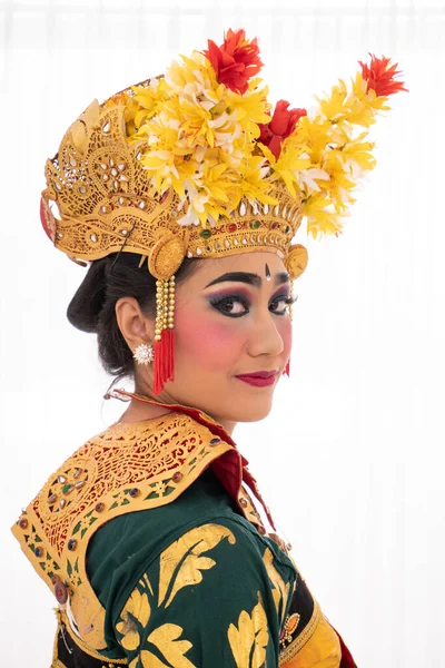 Portret młodej kobiety z balijską koroną tancerki — Zdjęcie stockowe