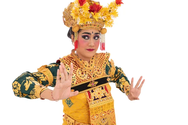 Wanita mengenakan pakaian dansa tradisional ketika menari Bali — Stok Foto