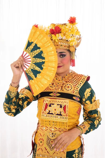 Dancers performing traditional Balinese dance holding a fan — Stock Photo, Image