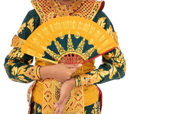 Beskärda bild av kvinna balinesiska dansare stående hålla en fläkt — Stockfoto