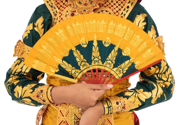 Cortado de mão segurar um retrato fã de dançarino balinês vestir roupas tradicionais — Fotografia de Stock