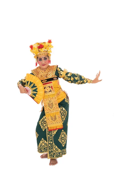 Dançarinos realizam danças balinesas — Fotografia de Stock