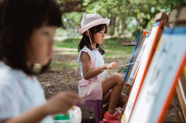 küçük kız parkta çizim