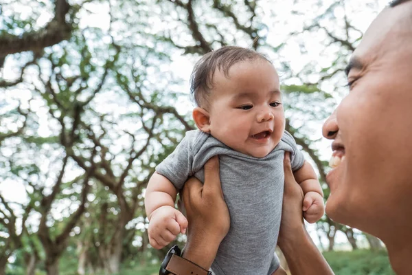 Papà ride mentre sorregge un bambino — Foto Stock