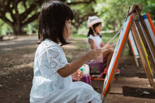 Asiático niña dibujo en el jardín —  Fotos de Stock