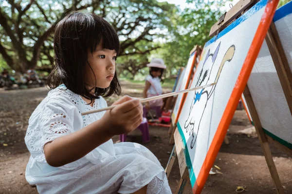 Asiático niña dibujo en el jardín — Foto de Stock