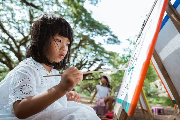 Niña dibujando en el parque — Foto de Stock