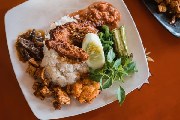 Nasi rames with chicken rendang — Stock Photo, Image