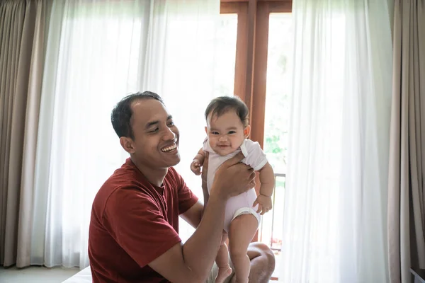 Pai pega suas filhas bebê — Fotografia de Stock