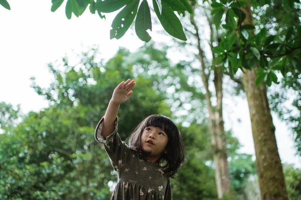 Niña se imagina jugando un avión con sus manos —  Fotos de Stock