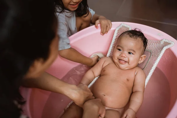 목욕 할 때 미소짓는 귀여운 아기 — 스톡 사진
