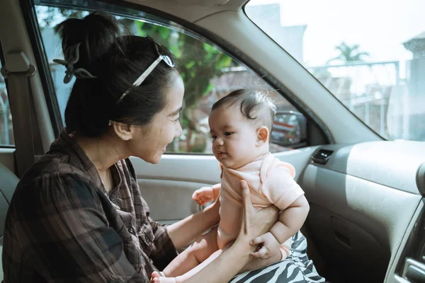 Matka drží své malé dítě v autě — Stock fotografie