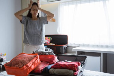 Annemin giysileri ve çantaları hazırlarken başı ağrıyor.