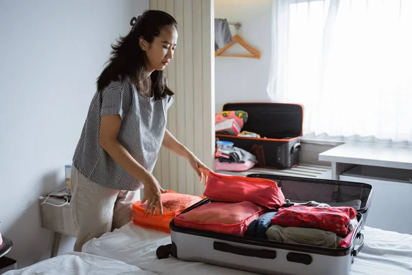 Mãe asiática prepara roupas e bolsas — Fotografia de Stock