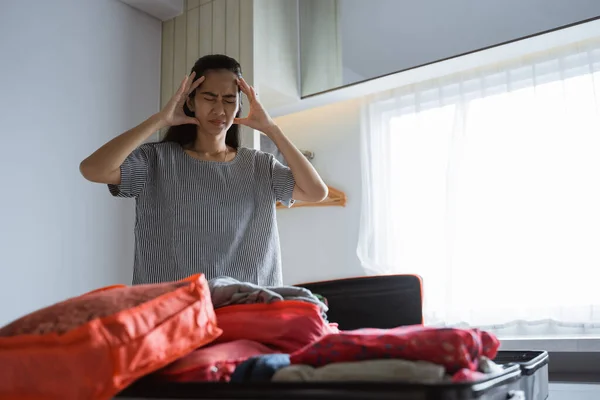 Mère a mal à la tête lors de la préparation des vêtements et des sacs — Photo