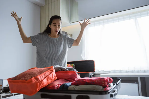 Asiática mãe tem uma dor de cabeça ao preparar roupas e sacos — Fotografia de Stock