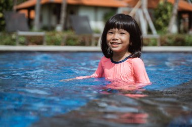 Kızlar yalnız yüzerken gülümser.