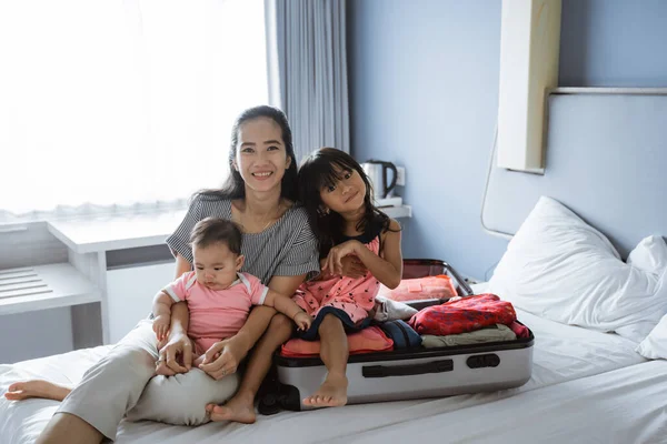 Ásia mãe e ela dois filhos sorriso enquanto olhando para o câmara — Fotografia de Stock