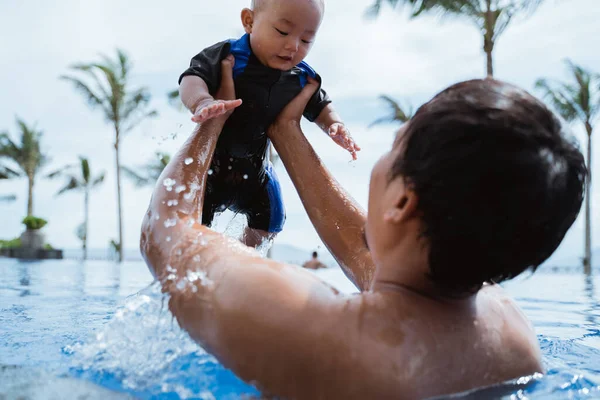 Asiatisk far plockar upp sina döttrar baby — Stockfoto