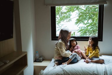 Anne kızına hikaye anlatıyor.