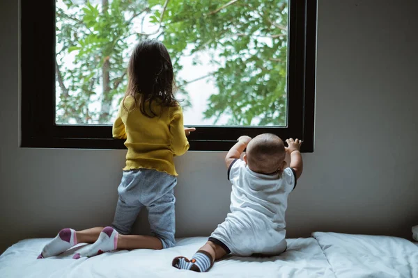 Interacción hermano y hermana en la cama — Foto de Stock