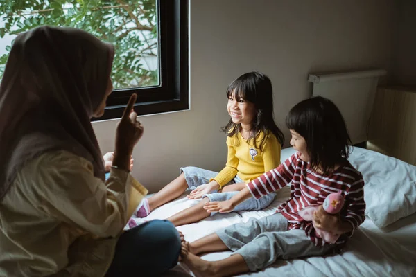 Ibu bercerita kepada putrinya — Stok Foto