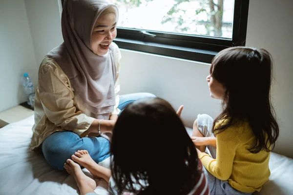 Ibu bercerita kepada putrinya — Stok Foto