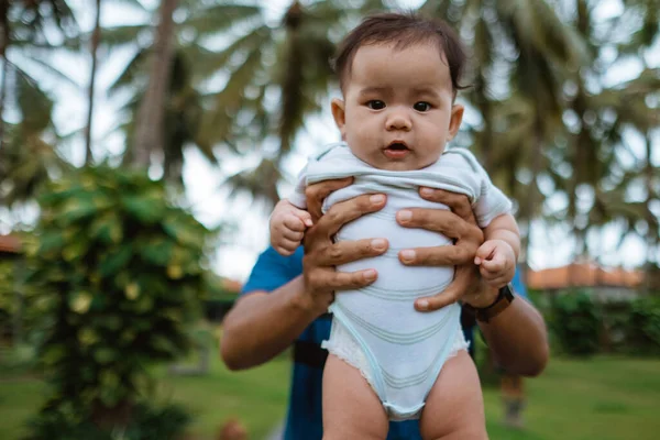 Vader dragen zijn baby outdoor — Stockfoto