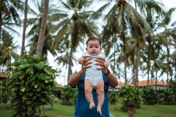 Vader dragen zijn baby outdoor — Stockfoto