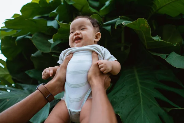 Father carrying his baby outdoor — Stock Photo, Image