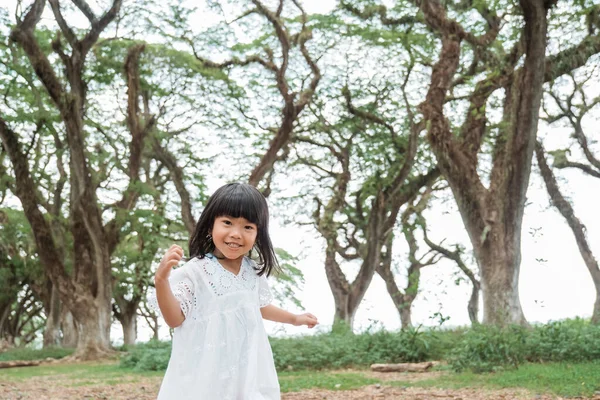 Bambina che corre in giro per il bosco — Foto Stock