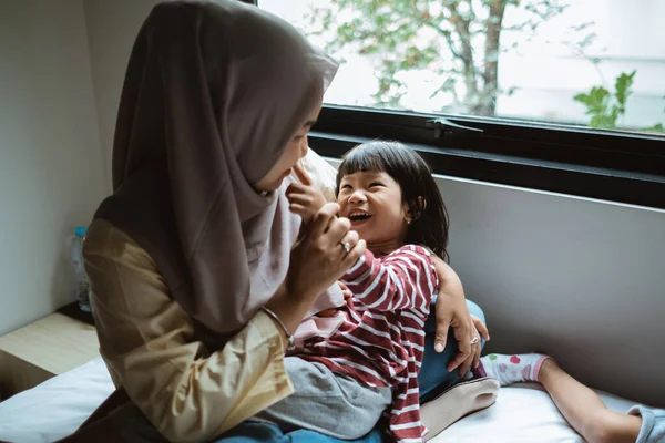 イスラム教徒のアジア系の母親とその子供は — ストック写真