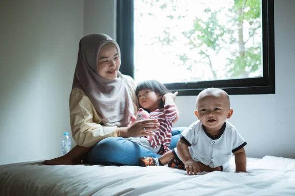 Мусульманская азиатская мать и ее ребенок — стоковое фото